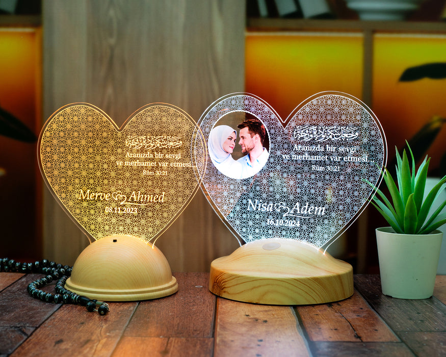 Sevgiliye Ayetli Fotoğraflı LED Lamba – Dini ve Manevi İslami Hediye, 14 Şubat Ayet İşlemeli Sevgililer Günü Hediyesi
