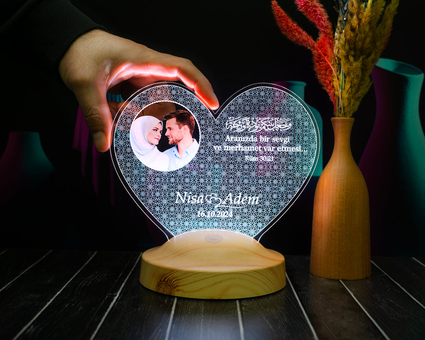 Sevgiliye Ayetli Fotoğraflı LED Lamba – Dini ve Manevi İslami Hediye, 14 Şubat Ayet İşlemeli Sevgililer Günü Hediyesi