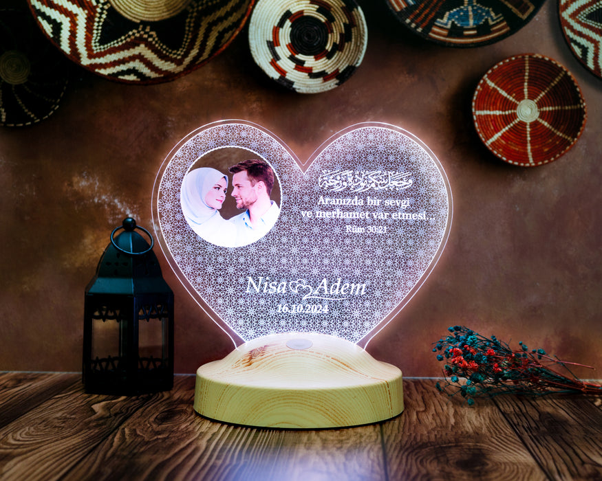 Sevgiliye Ayetli Fotoğraflı LED Lamba – Dini ve Manevi İslami Hediye, 14 Şubat Ayet İşlemeli Sevgililer Günü Hediyesi