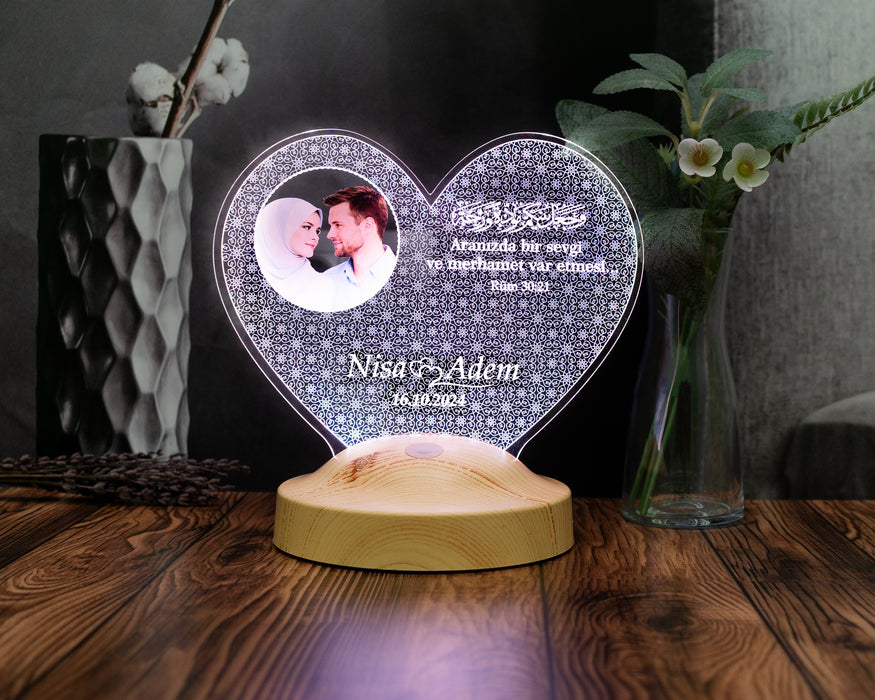 Sevgiliye Ayetli Fotoğraflı LED Lamba – Dini ve Manevi İslami Hediye, 14 Şubat Ayet İşlemeli Sevgililer Günü Hediyesi